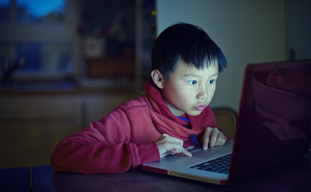 孩子沉迷网络，甚至逃学怎么办？